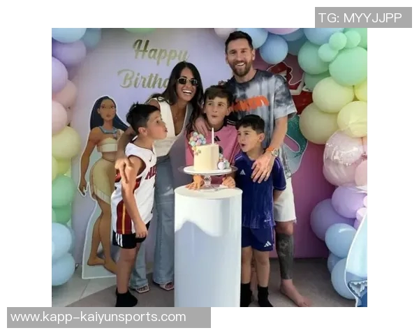 安东内拉分享全家福庆祝梅西夺冠乔治娜点赞展现友好氛围