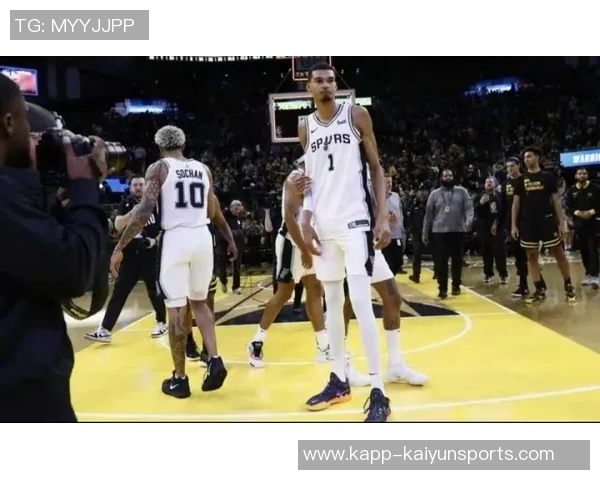 文班亚马半场表现抢眼8中4斩获15分5篮板3助攻1抢断4盖帽展现统治力 文班亚马半场表现抢眼8中4斩获15分5篮板3助攻1抢断4盖帽展现统治力